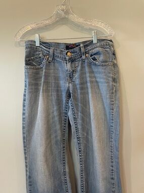 Classic Light Wash Women’s Jeans - Levi’s curvy cut size 5